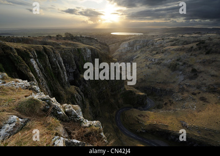 Cheddar Gorge oberhalb von Black Rock bei Sonnenuntergang gesehen. Cheddar-Stausee und die Stadt ist in der Ferne sichtbar. Stockfoto