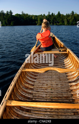 Young Boy Kanu mit einer Rettungsweste auf Lac des Neiges, Quebec Stockfoto