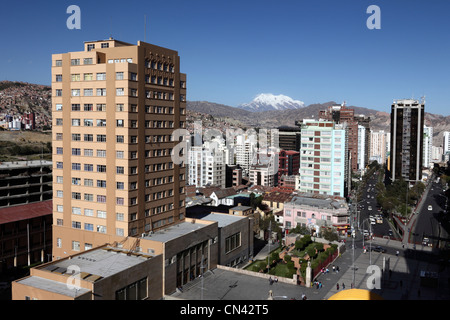 UMSA (Universidad Mayor de San Andres) University Monoblock Building (links) und Avs Arce und 6 de Agosto, Mt Illimani im Hintergrund, La Paz , Bolivien Stockfoto