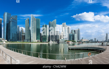 Singapur Skyline des Geschäftsviertels und Marina Bay Panorama. Ultra-Weitwinkel Stockfoto