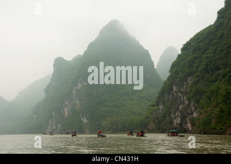 Bambusflöße auf Li River an einem nebligen Tag Stockfoto