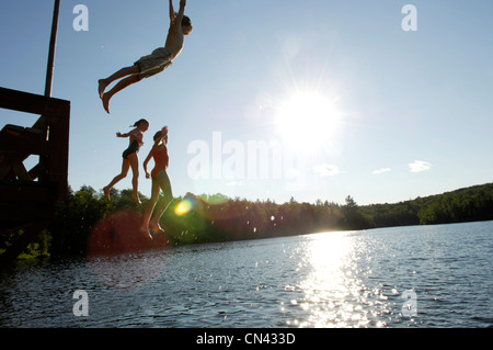 Kinder springen aus Dock in See, Lac des Neiges, Quebec Stockfoto