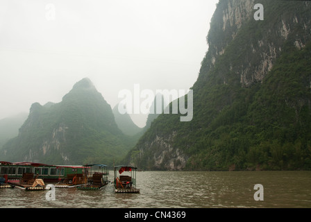 Bambusflöße auf Li River an einem nebligen Tag Stockfoto