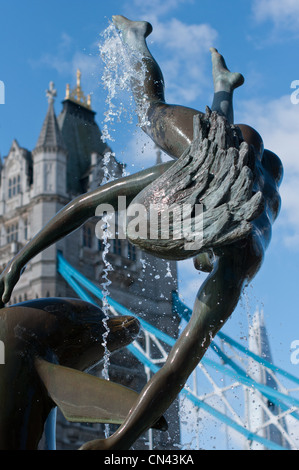 Delphin mit Mädchen Skulptur & Brunnen am Ufer der Themse in der Nähe von Tower Bridge mit dem Shard Gebäude nach hinten. London. Stockfoto