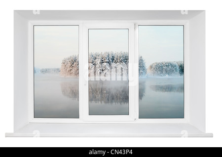 Weiße Kunststofftüren dreifach Fensterrahmen mit ruhigen Landschaft in ihm. Isoliert auf weißem Hintergrund Stockfoto