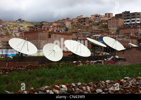 Satellitenschüsseln und Backsteinhäuser am Hang Vororte, Puno, Peru Stockfoto