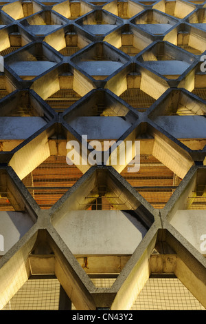 Abstrakte Sicht auf ein Parkhaus in der Stadt Bristol, UK. Stockfoto