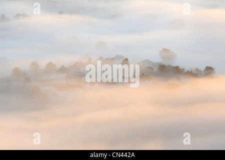 Häuser im Dorf Compton Bischof, Somerset, in Nebel gehüllt. Stockfoto