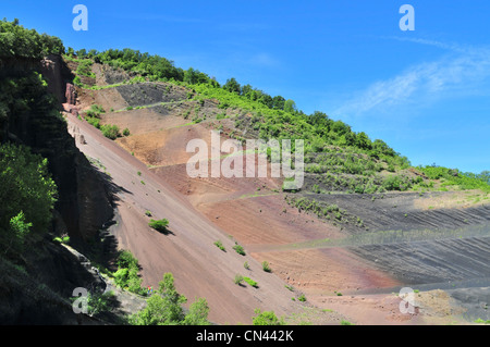 Die interne Struktur der Vulkankegel ausgesetzt durch Bergbau - Garrotxa, Katalonien, Spanien. Stockfoto