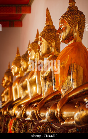 Sitzende Buddha schließen sich Statuen hautnah. Tempel Wat Pho, Bangkok, Thailand Stockfoto