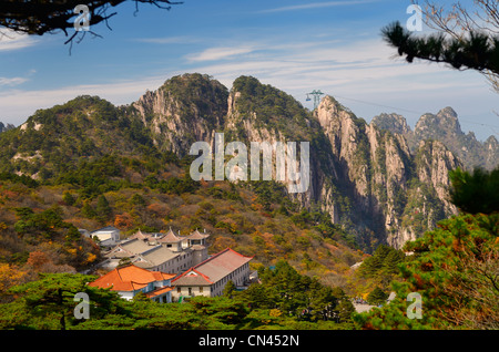 Beihai Hotel Nordsee im Herbst mit Kiefern und taiping Seilbahn huangshan Yellow Mountain china Stockfoto