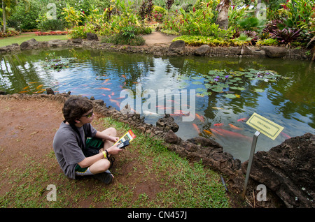 Junge mit der Audio-Tour auf der Plantage Gartentour auf der Dole Plantage in Wahiawa, Oahu, Hawaii. Stockfoto