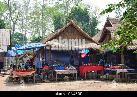 Stände im touristischen Markt, Don Sae, Pak Tha Region, Provinz Bokèo, Laos Stockfoto