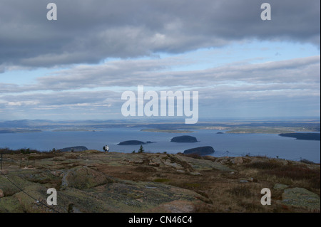 Aussicht vom Gipfel des Cadillac Mountain im Herbst, Acadia-Nationalpark, Mount Desert Island, Maine. Stockfoto