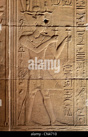 Ägypten - der Tempel der Isis in Philae Island, Basrelief des Osiris im inneren Tempels, UNESCO Stockfoto