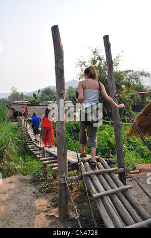 Bambus-Brücke bei Long Neck Karen Hill Tribe Dorf, Provinz Chiang Rai, Thailand Stockfoto