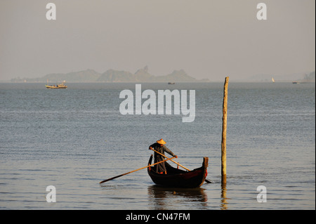 Myanmar (Burma), Rakhine State (Arakan), Sittwe, traditionelle lokale Boote am Fluss Kaladan Stockfoto