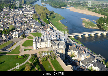 Frankreich, Indre et Loire, Loire-Tal, die von der UNESCO als Welterbe gelistet, Amboise, Schloss aus dem 15. Jahrhundert (Luftbild) Stockfoto