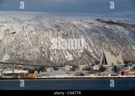 Norwegen, Troms Grafschaft Troms, Blick auf die Stadt im Winter mit Ishavskatedralen Artic Kathedrale von Architekt Jan Inge Hovig Stockfoto