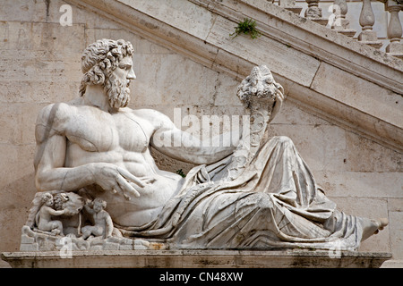 Rom - Statue des Tiber für Palazzo Senatorio Stockfoto