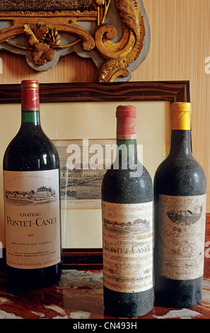 Frankreich, Gironde, Pauillac, Château Pontet Canet, Vintage-Flaschen Stockfoto