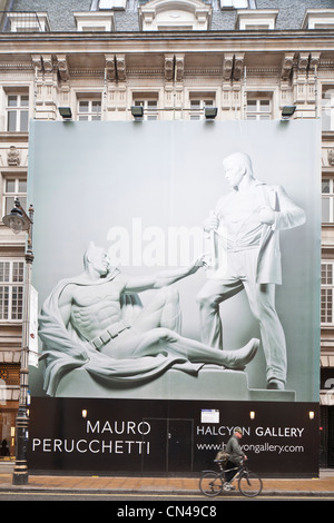 Vereinigtes Königreich, London, Mayfair, New Bond Street, Anzeige für italienische Künstler, wie Mauro Perucchetti Ausstellung organisiert von Stockfoto