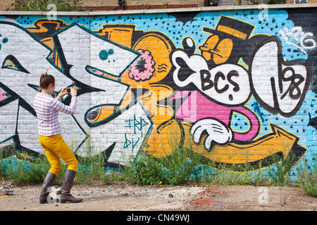 Vereinigtes Königreich, London, Mietpferd, Shoreditch, Graffiti, fotografiert von einer jungen Frau Stockfoto
