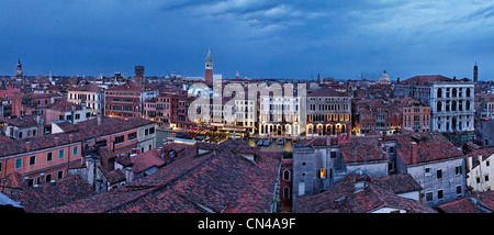 Italien, Veneto, Venedig, aufgeführt als Weltkulturerbe der UNESCO, Panoramablick auf die Skyline der Stadt bei Sonnenaufgang gesehen vom Glockenturm