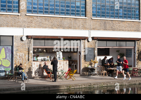 Regent es Canal, Jogger vor Café Leinpfad, Hackney, London, Vereinigtes Königreich im Jahr 2010 durch den Kanal zu öffnen Stockfoto