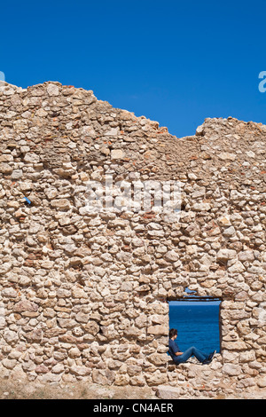 Algerien, Tipaza Wilaya, Kouali Cove, Ruine eines Hauses mit Blick über das Mittelmeer Stockfoto