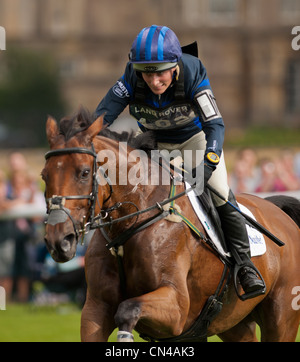 Zara Phillips und hoher Königreich - Cross Country Tag bei Land Rover Burghley Horse Trials 2011 Stockfoto