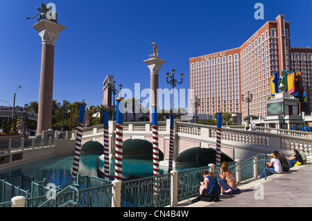 United Statess, Nevada, Las Vegas, das Venetian Casino-Hotel und seine Rialto Brücke von Venedig, hinter die Schatzinsel Stockfoto