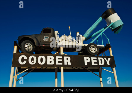 Australien, South Australia Coober Pedy, ein Gebläse ein LKW für Opal-Bergbau-Symbol des Einganges des Coober Pedy Stockfoto