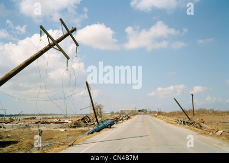 Gefallenen Telefonmasten und zertrümmerten Auto, nach Hurrikan Katrina, Cameron, Louisiana. USA Stockfoto