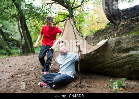 Jungen mit Höhle im Wald Stockfoto