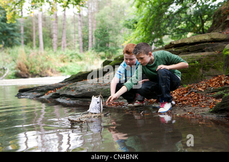 Jungs spielen mit einem Piratenschiff Stockfoto