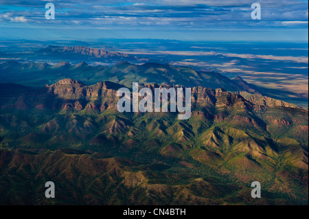 Australien, South Australia, Flinders Ranges National Park, Wilpena Pound, geologische Neugierde (Luftbild) Stockfoto