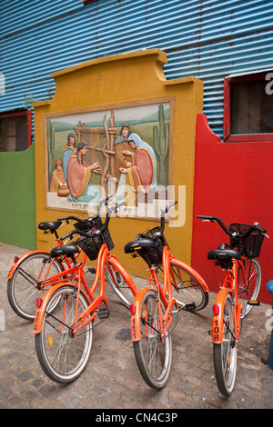 Argentinien, Buenos Aires, La Boca Bezirk, Fahrräder vor ein Wandbild im Caminito Straße Stockfoto