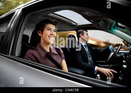 Unternehmerinnen und haring Auto zu arbeiten Stockfoto