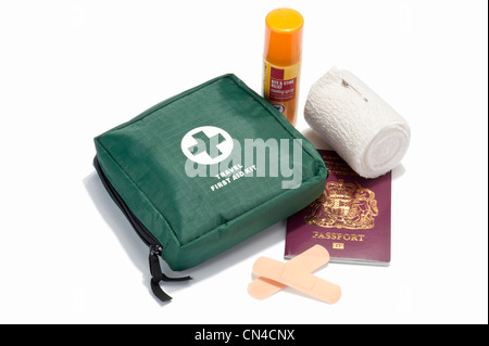 Eine Reise erste-Hilfe-Kit, britischen Reisepass, Insektenspray, Verband und Pflaster Stockfoto