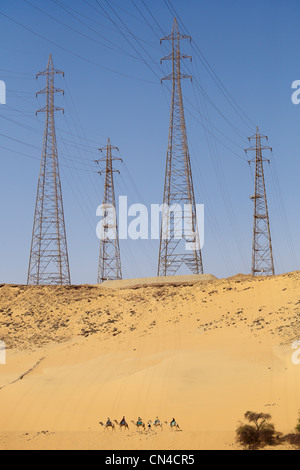 Ägypten - Hochspannungsleitungen in der Nähe von Assuan Stockfoto