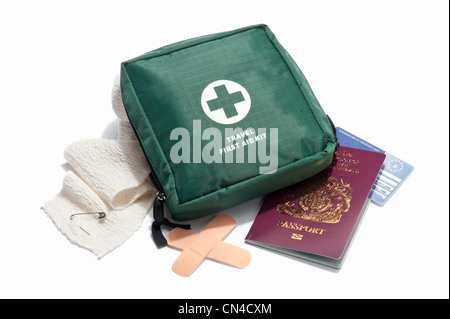 Eine Reise erste-Hilfe-Kit, britischen Reisepass und Europäische Krankenversicherungskarte Stockfoto