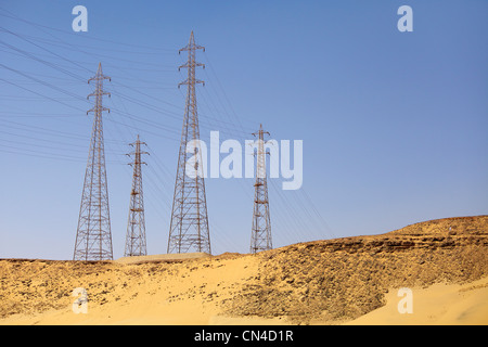 Ägypten - Hochspannungsleitungen in der Nähe von Assuan Stockfoto