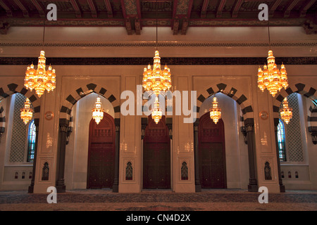 Sterben Große Sultan-Qabus-Moschee in Maskat ist die Hauptmoschee in Oman.  Großen Lüster in der Männergebetshalle Stockfoto