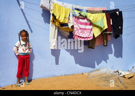 Ägypten - nubischen Dorf in der Nähe von Assuan, nubischen Kind, ein kleines nubischen Mädchen stand in der Nähe seines Hauses Stockfoto
