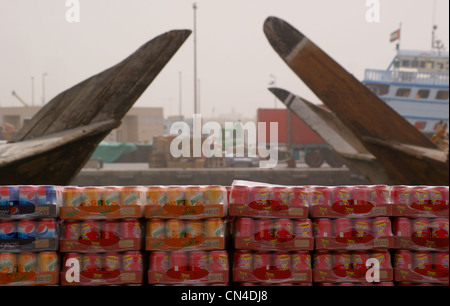 Schalen von alkoholfreie Getränke warten auf die Verladung auf Dhaus, an der Uferpromenade am Dubai Creek, Vereinigte Arabische Emirate Stockfoto