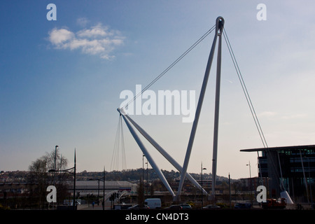 Newports Millennium Fuß Brücke vom Stadtzentrum zu Corporation spanning Straße über den Fluss Usk, Wales, uk. Stockfoto