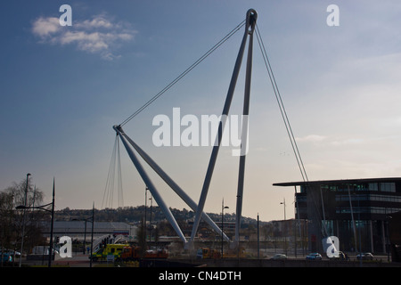 Newports Millennium Fuß Brücke vom Stadtzentrum zu Corporation spanning Straße über den Fluss Usk, Wales, uk. Stockfoto