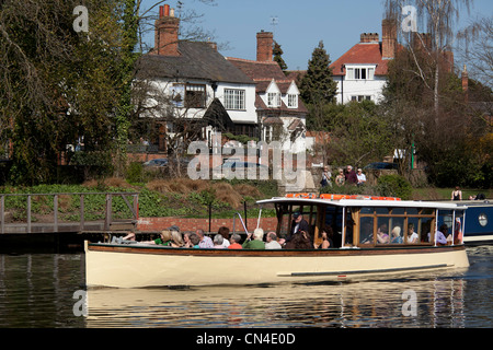 Menschen genießen den Fluss auf einem Vergnügungsschiff Ende März in Stratford-upon-Avon, Warwickshire. Stockfoto