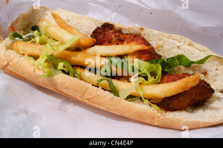 Meine Güte Tauok Chicken Kebab mit Pommes frites/Pommes Frites und Salat in einem Baguette an einem Lebensmittel-Kiosk am Dubai Creek, Vereinigte Arabische Emirate Stockfoto